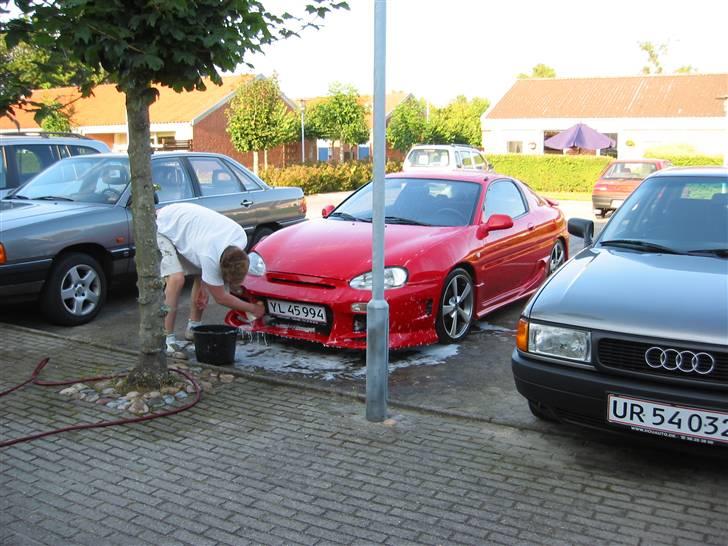 Mazda Mx3 se profil, sælges!!!  - mig der er ved at vaske bilen.. billede 3