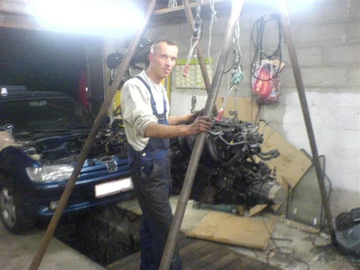 Peugeot 306 S16 SOLGT 12/10 - Købte den jo med defekt motor, og isatte en ny... min mekaniker på billedet... tak for hjælpen mester..    Tjeck hans slæde    http://www.bilgalleri.dk/html/gal_visbil.asp?ID=49825 billede 8