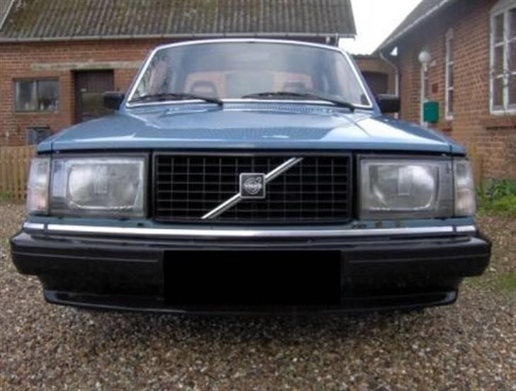 Volvo 242 - Nu helt sort original grill. Ikke noget hjemmemalet som skaller af. billede 1