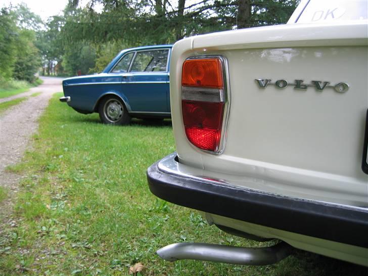 Volvo 144 Yvonne SOLGT - Læg lige mærke til udstødningen ( håndpoleret) og den nye lygterand i krom rundt om baglygten.  billede 16