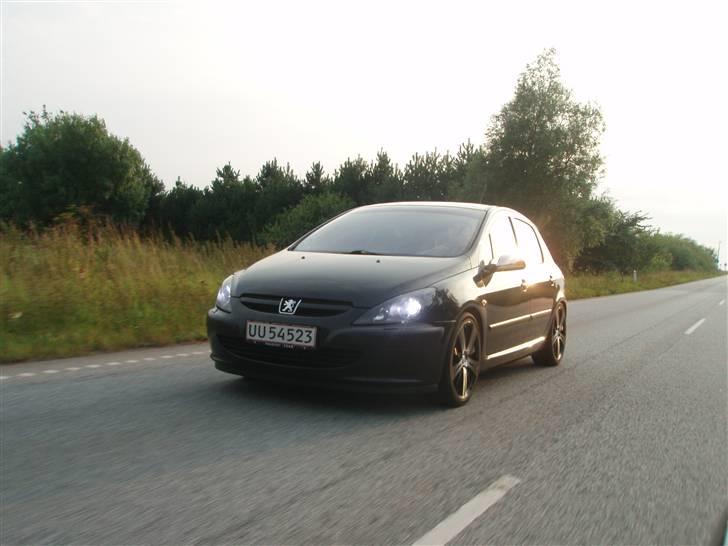 Peugeot 307 XS Solgt 15/3-09 - Et billede med lidt fart i.   billede 9