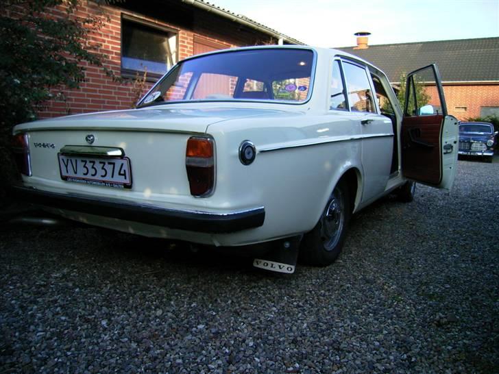 Volvo 144 Yvonne SOLGT - Så er der kommet nye originale stænklapper på, alle 4... nydeligt.. Der er noget nemmere at holde en hvid bil ren med sådanne et par gummifættere...I baggrunden holder en rigtig fin 121 billede 19