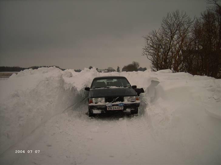 Volvo 940 se st - Så kunne hun sgu ikke komme længere på sine sommer dæk. Men hun har også klaret den hele vejen fra Bønderslev, og næste til Kongerslev. billede 8