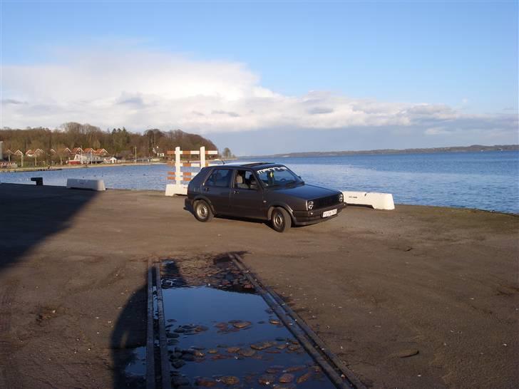 VW Golf 2 19E 1.6 Man. SOLGT - Der er hun så den nye..... Sys nu selv hun ser tæmmelig godt ud for en bil fra 88 at være.... billede 1