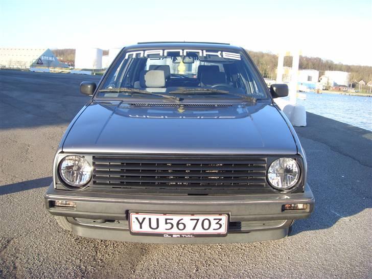 VW Golf 2 19E 1.6 Man. SOLGT - Tja var jo heldig at hun haved grill uden emblem på da jeg fik hende... en ting mindre at tænke på... Nu med Krystallygter med kryds i og klareblink med pos lys.... billede 3