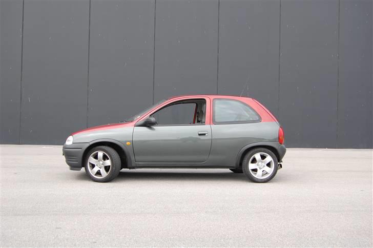 Opel Corsa (solgt) - Halvvejs af udvendige udseene billede 1