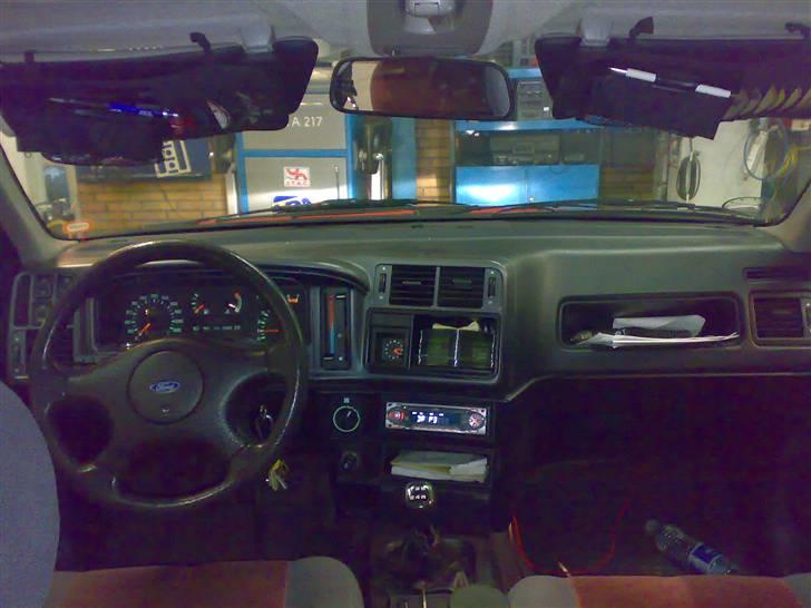 Ford Sierra 2.0i GLX SOLGT - Ikke så meget at sige om kabinen andet end den er RØD!! billede 9