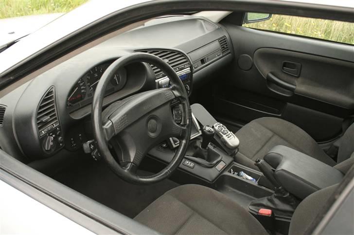 BMW E36 325i Solgt - En ok fin kabine, men et godt udvalg af ekstra udstyr :) billede 7