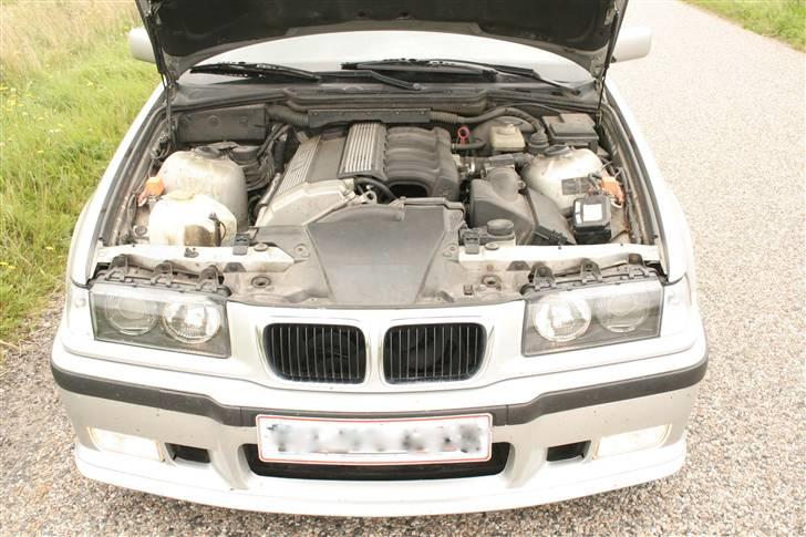 BMW E36 325i Solgt - Her ligger et storst stykke arbejde og venter. Der skal gøres rent og ryddes op... billede 8