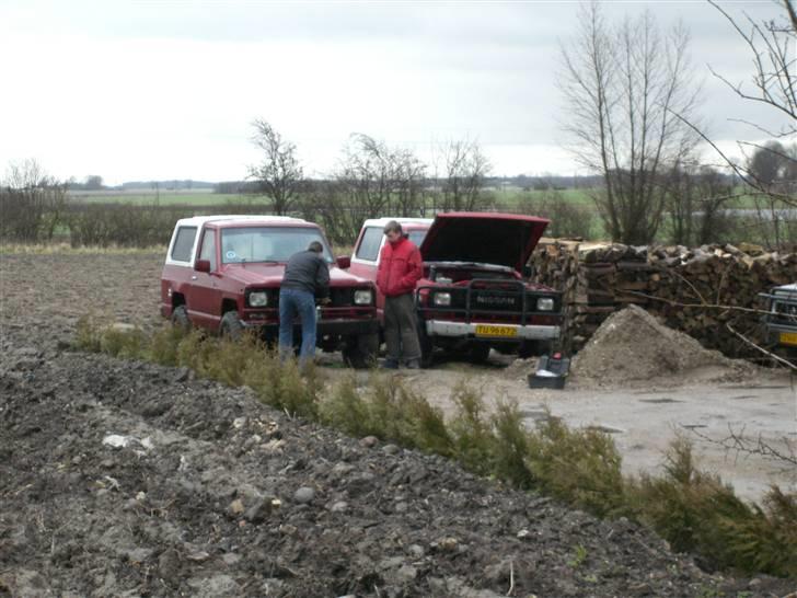 Datsun patrol Solgt - mig og den tidligere ejer ved at starte den op billede 3