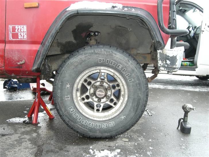 Datsun patrol Solgt - her er den ligesamlet efter den er blevet hævet. billede 14