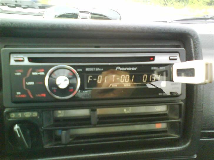 VW Golf 2 19E 1.6 Man. SOLGT - dette er så den nye bil radio, Pioneer DEH-4000UB... vældig ra tingest.... Den gamle blev klauet... Grr.. idioter.. billede 17