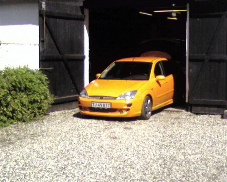 Ford Focus "Solgt" - Synes lige solen skinnede da jeg var ved at putte anlægget i igen. Desværre taget med fon billede 20