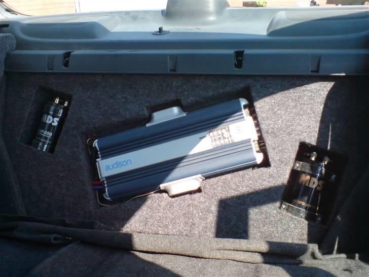 Honda Civic - Forstærker bag sæderne billede 6