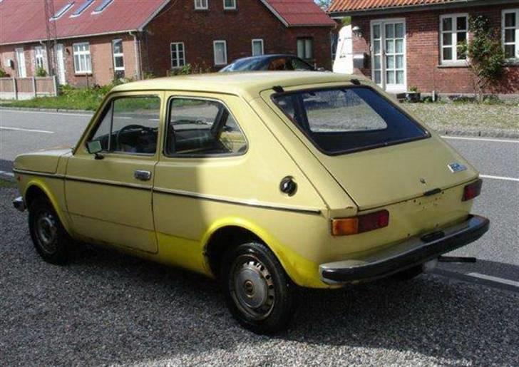 Fiat 127 special - Den havde stået stille i 4 år i en lade, og den tideligere ejer havde fået lavet rust, men det var ikke helt lykkedes dem at finde den rigtige farve igen billede 3