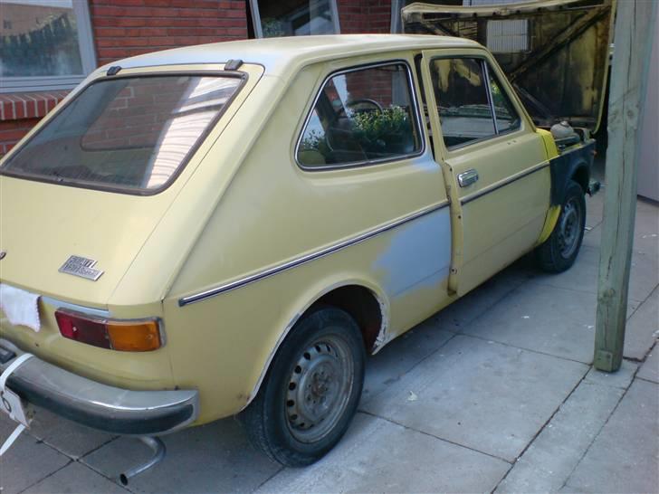 Fiat 127 special - Så begynde jeg så småt selv at fjerne rust og sparte buler op billede 5