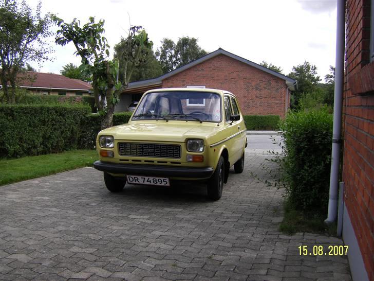 Fiat 127 special - De rustne fælge samt kofangere blev malet sorte billede 10