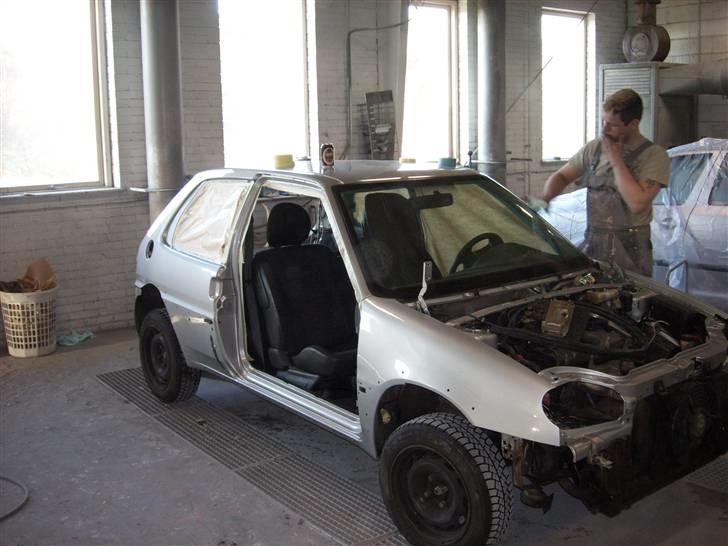 Citroën Saxo 1.6i 8v sport *Solgt - Min arbejdskolega og jeg er igang med bilen billede 5