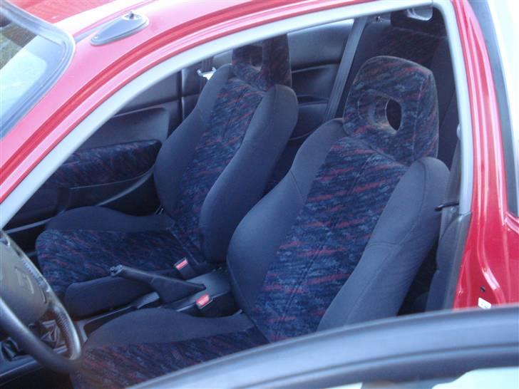 Honda civic ----solgt---- - Ja kabinen ser noget morfar ud, men kan kun sige at man sider godt i den og efter som bilen kun har haft en anden ejer, så den slet ikke skidt på nogen punkter, og det en 100% ikke ryger og det bliver det ved med at være...:) billede 3
