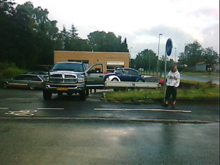 VW 1303 Solgt - Når den endelig skal gå i stykke kan man jo lige så godt få den transporteret med stil :D billede 13