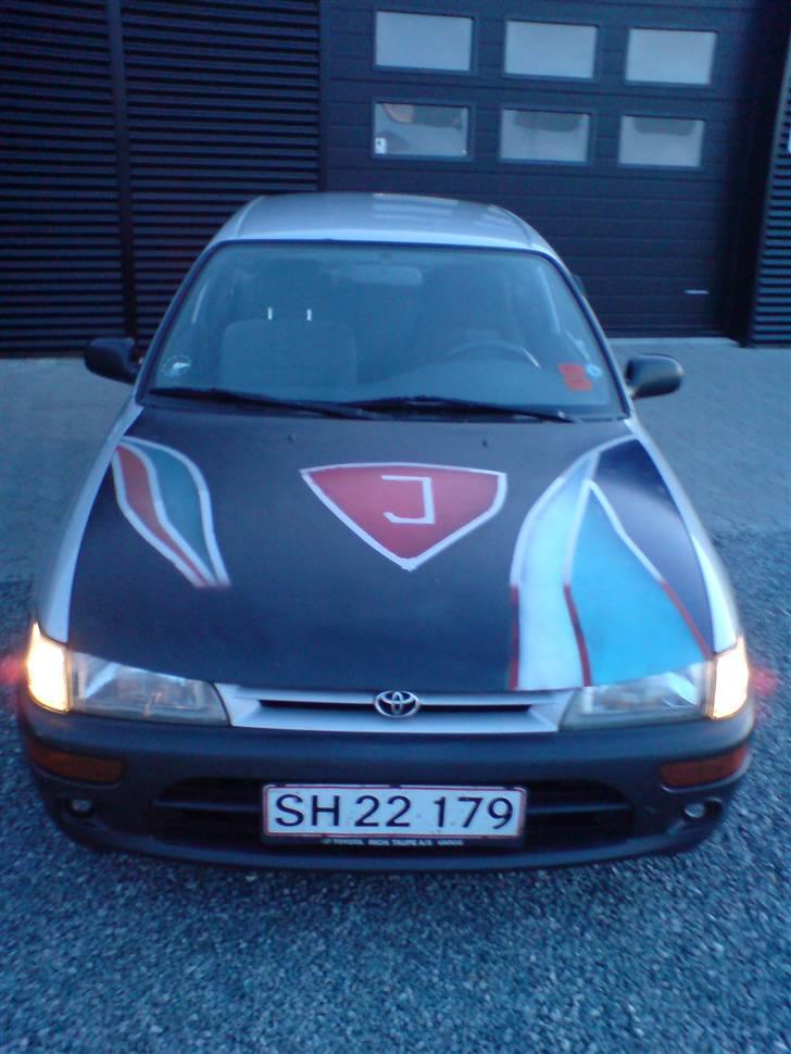 Toyota Corolla - Gammel billed med min fine motorhjelm billede 3