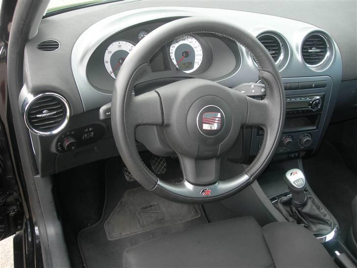 Seat Ibiza FR  "solgt" - Læder rat, instrumenthus farvet i gråmetal Org FR billede 8