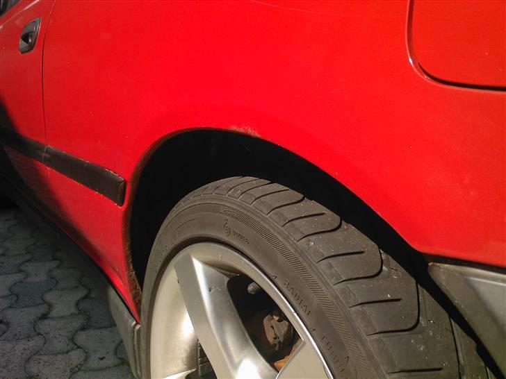 Nissan Sunny SR **SOLGT** - rust i venstre bagskærm billede 14