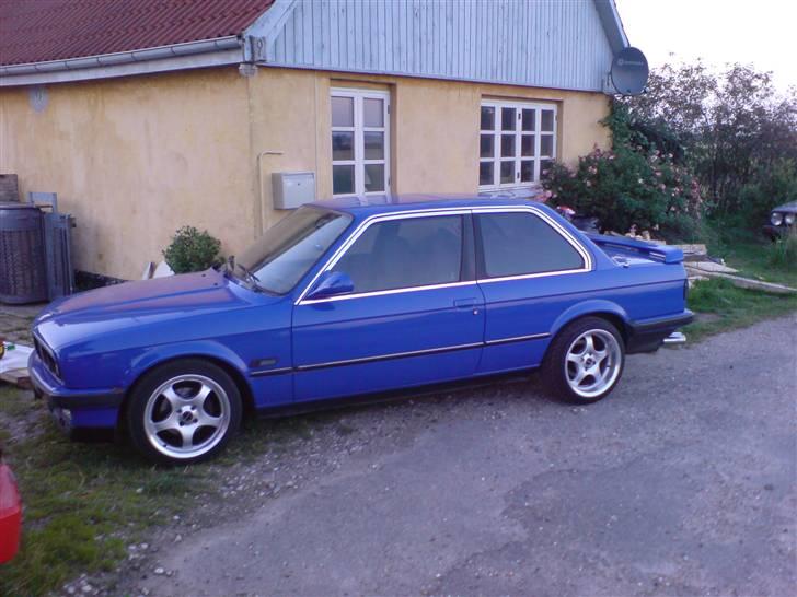 BMW 323i solgt billede 1