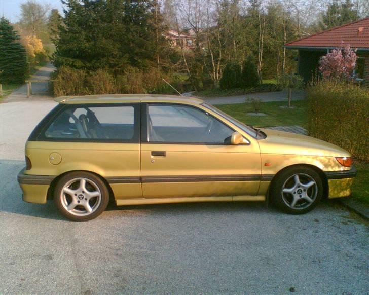 Mitsubishi Colt (Smadret) - Taget med mobilen! Derfor farven ikke er så pæn på billedet! billede 7