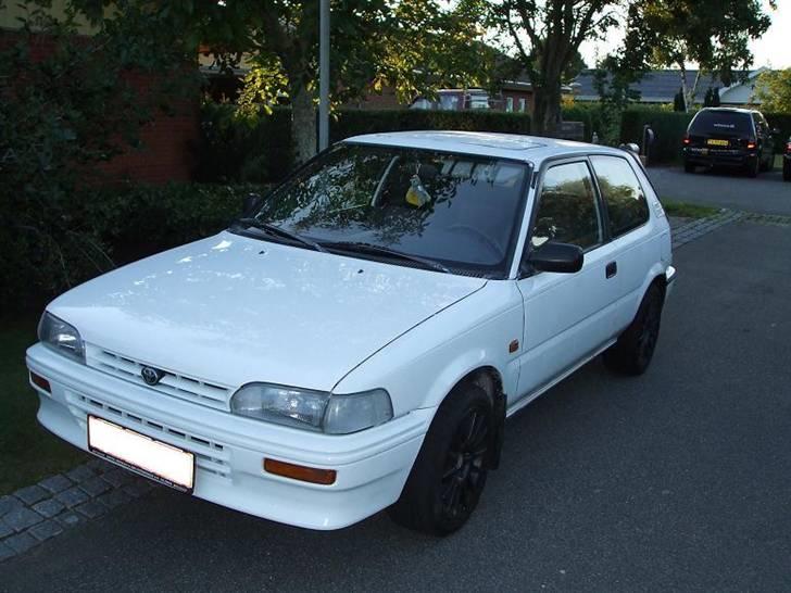 Toyota Corolla SOLGT - Efter kofanger og forskærme blev malet, og motorhjelmen blev poleret. billede 2