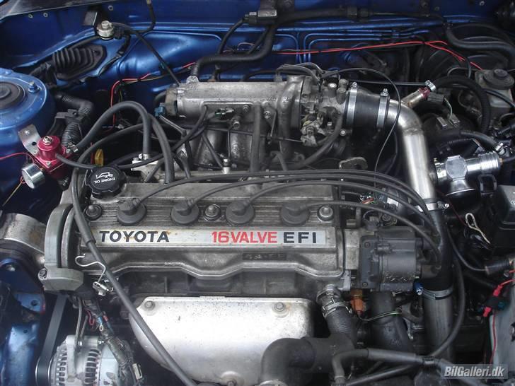 Toyota Celica GSI Turbo Solgt - ikke de flotteste rør føringer men de er der da. ps lige kommet ny toppakning,køgler på osv ;) billede 7