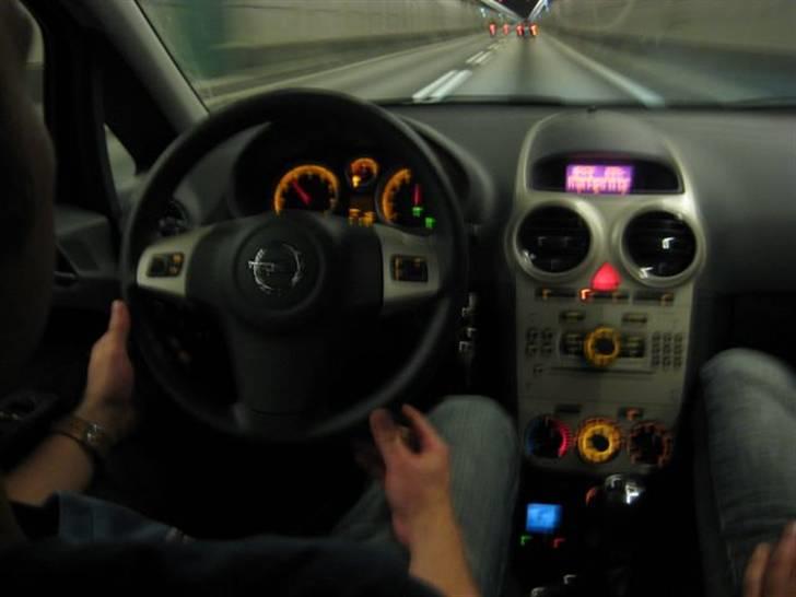 Opel Corsa D Enjoy "Solgt" - Fancy farver under øresund billede 11