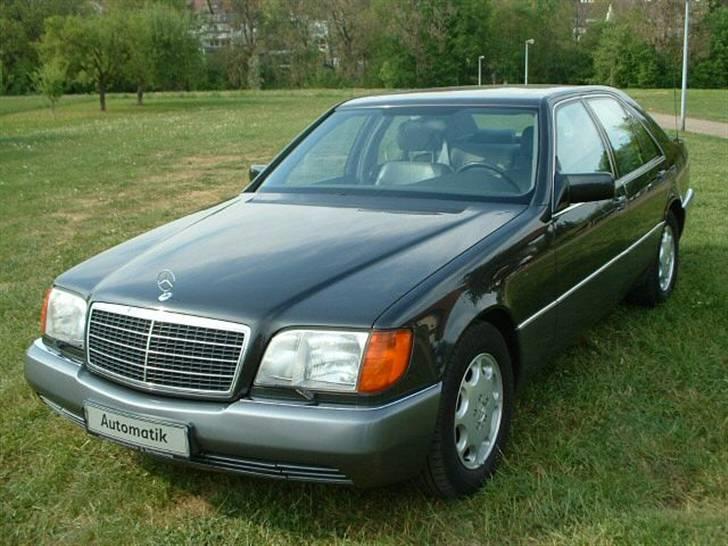 Mercedes Benz S500 - W140 - Her er den stadig i "sælgers varetægt" i Tyskland. Jeg arbejder på at få lavet mine egne billeder; skal lige have skiftet til hvide blinklys foran, etc. :-)  billede 1