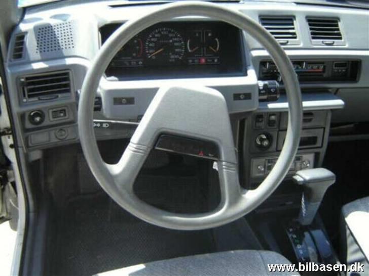 Mitsubishi colt ***SOLGT*** - større rat end i de fleste lastbiler, men uden servo skal der jo hives lidt :-) billede 5