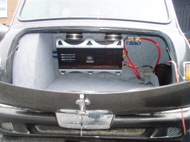 Mini mascot 1000 ( SOLGT) - Uden sub-så er der da lidt bagageplads.Plads til kondensator til højre på pladen. billede 12