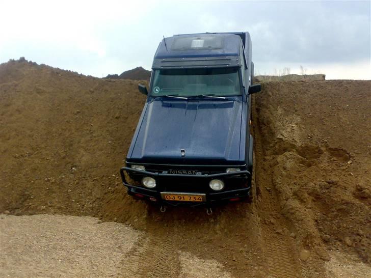 Nissan patrol  den er solgt - Her kommer den lige over bakken billede 1