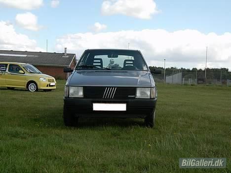 Fiat Uno - Uno´en forfra, og min brors bil i baggrunden som også er oprettet her billede 1