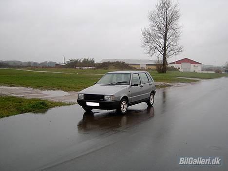 Fiat Uno - Den står flot med de hvide fælge billede 3