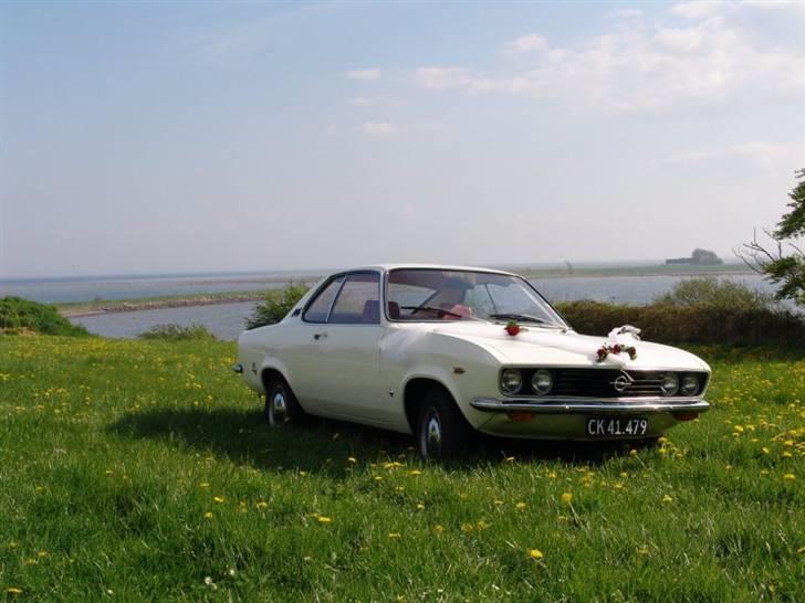 Opel Manta A 1.6s - Her er hun dresset op som bryllupskaret for en ven´s lillesøster. billede 7