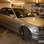 BMW 323 sedan e46