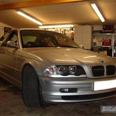 BMW 323 sedan e46