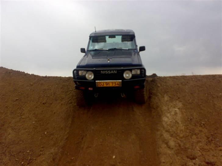Nissan patrol  den er solgt - Her kommer den til syne over bakken. billede 2