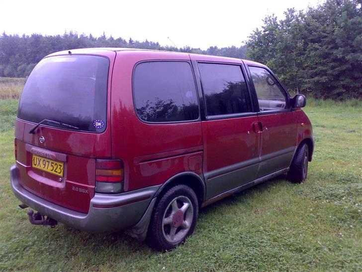 Nissan Serena 2.0 SGX  SOLGT - lidt pletter her og der men måske en omlakering til sort ville hjælpe billede 3