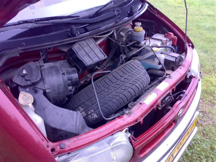 Nissan Serena 2.0 SGX  SOLGT - ikke ret meget at se når motoren ligger under førerhuset haha billede 5