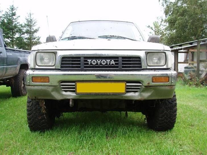 Toyota Hilux 4x4 2,4td solgt billede 3