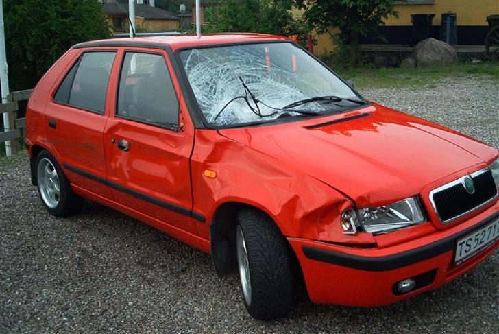 Skoda Fabia SOLGT - Og sådan ser den ud når et 62kg tung rådyr løber ind i siden og knalder hovedet ind i forruden billede 8