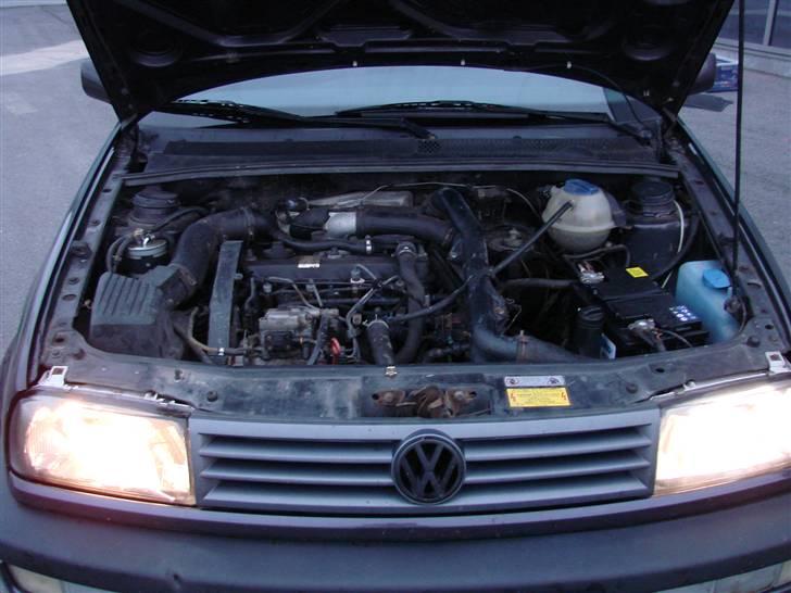 VW Vento TDI GLX - Mmotoren.. Her skal ryddes lidt op, og den ska have et motorskjold.. billede 11