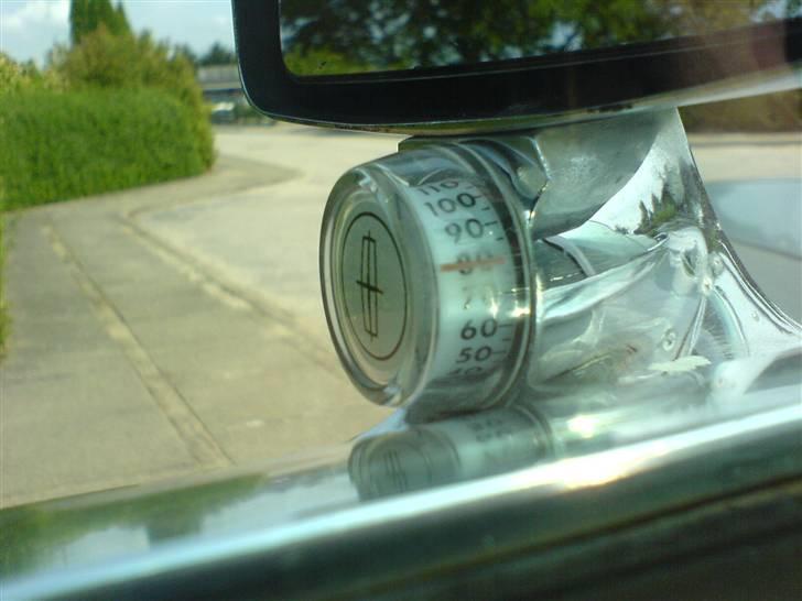 Amerikaner Ford Lincoln TownCarSOLGT - Udendørs termometer i us grader. Træk selv 50,5 grader fra billede 18