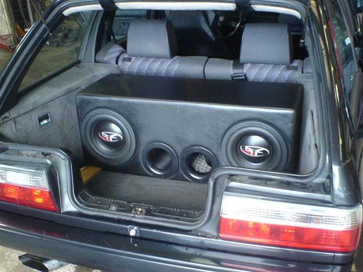 BMW 320I Touring ( SOLGT )  - Rockfort Fosgate 2*10" Punch billede 9