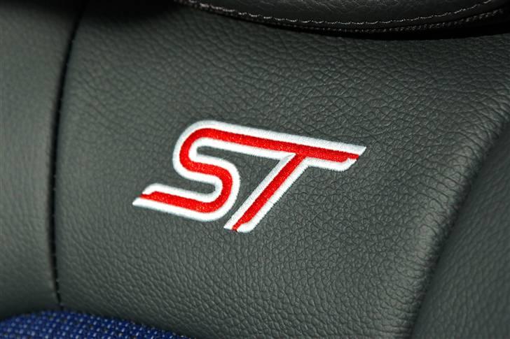 Ford Fiesta ST [SOLGT] - ST logo på sportssæderne i del læder billede 8